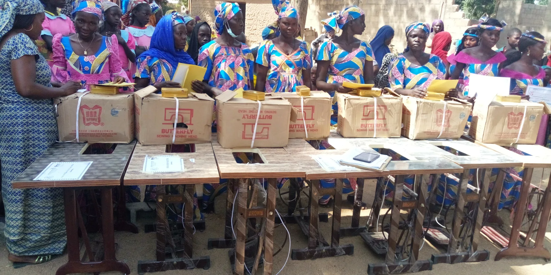 Femmes formées devant les machines à coudre remises à Djangal