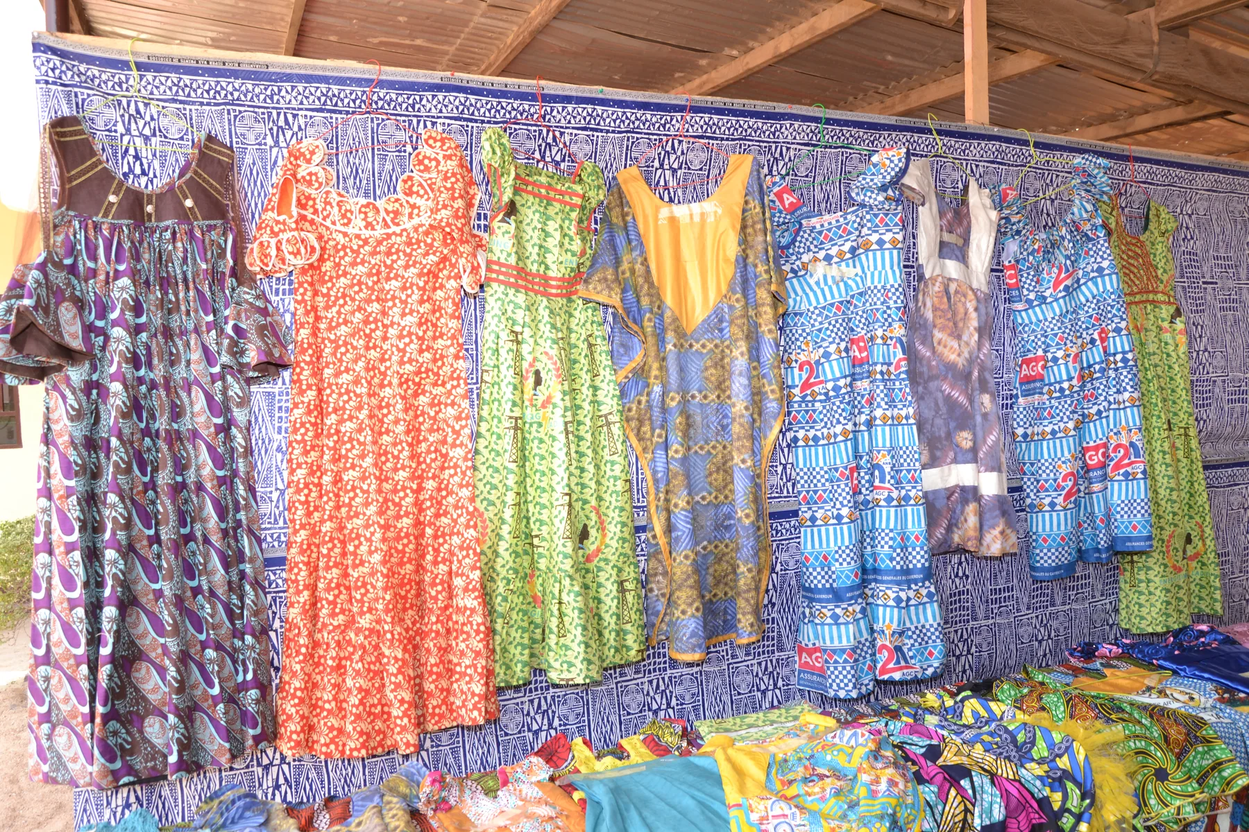 Vêtements et produits présentés lors d’une exposition