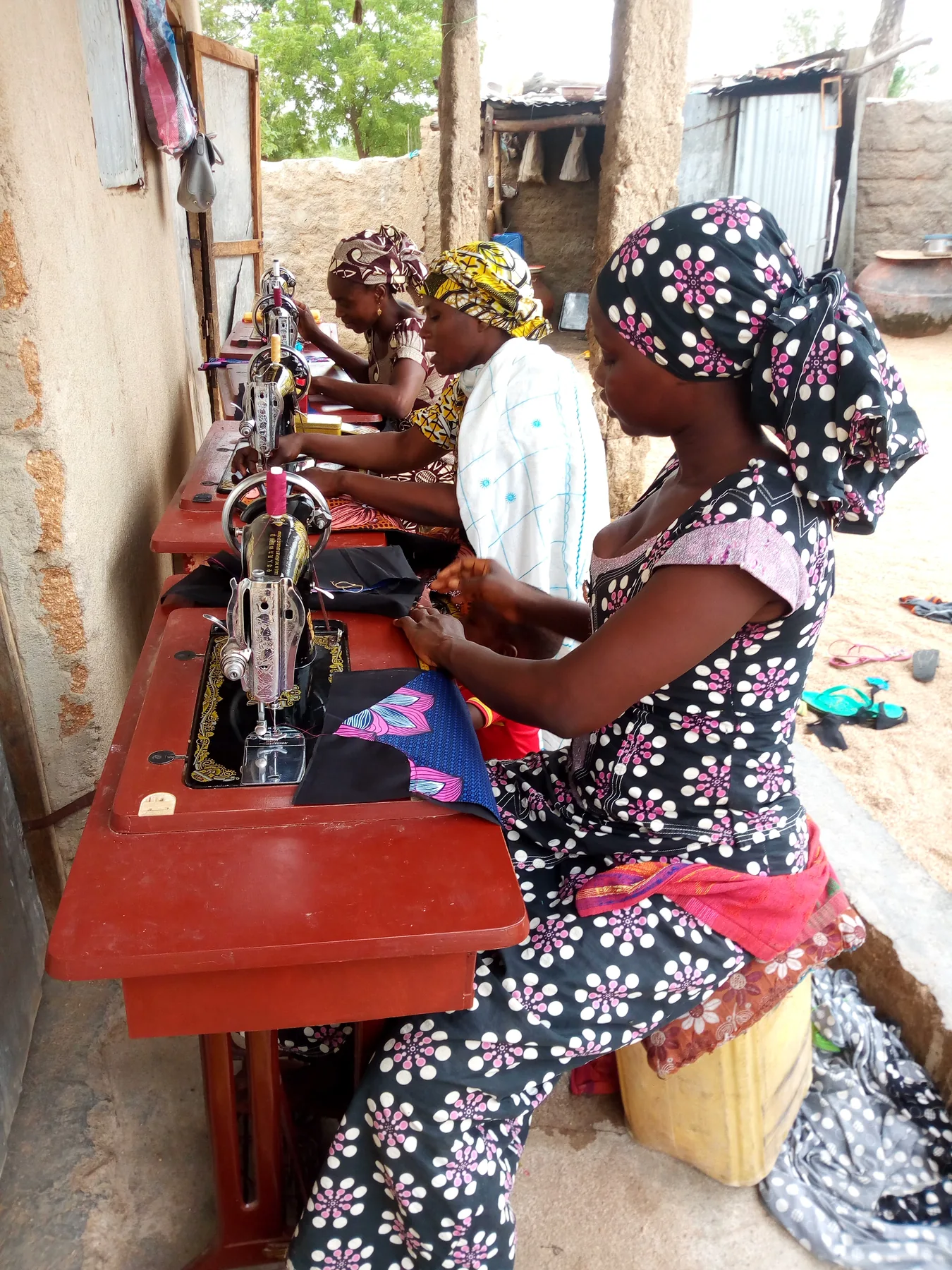 Apprenante FIA en situation pratique de couture