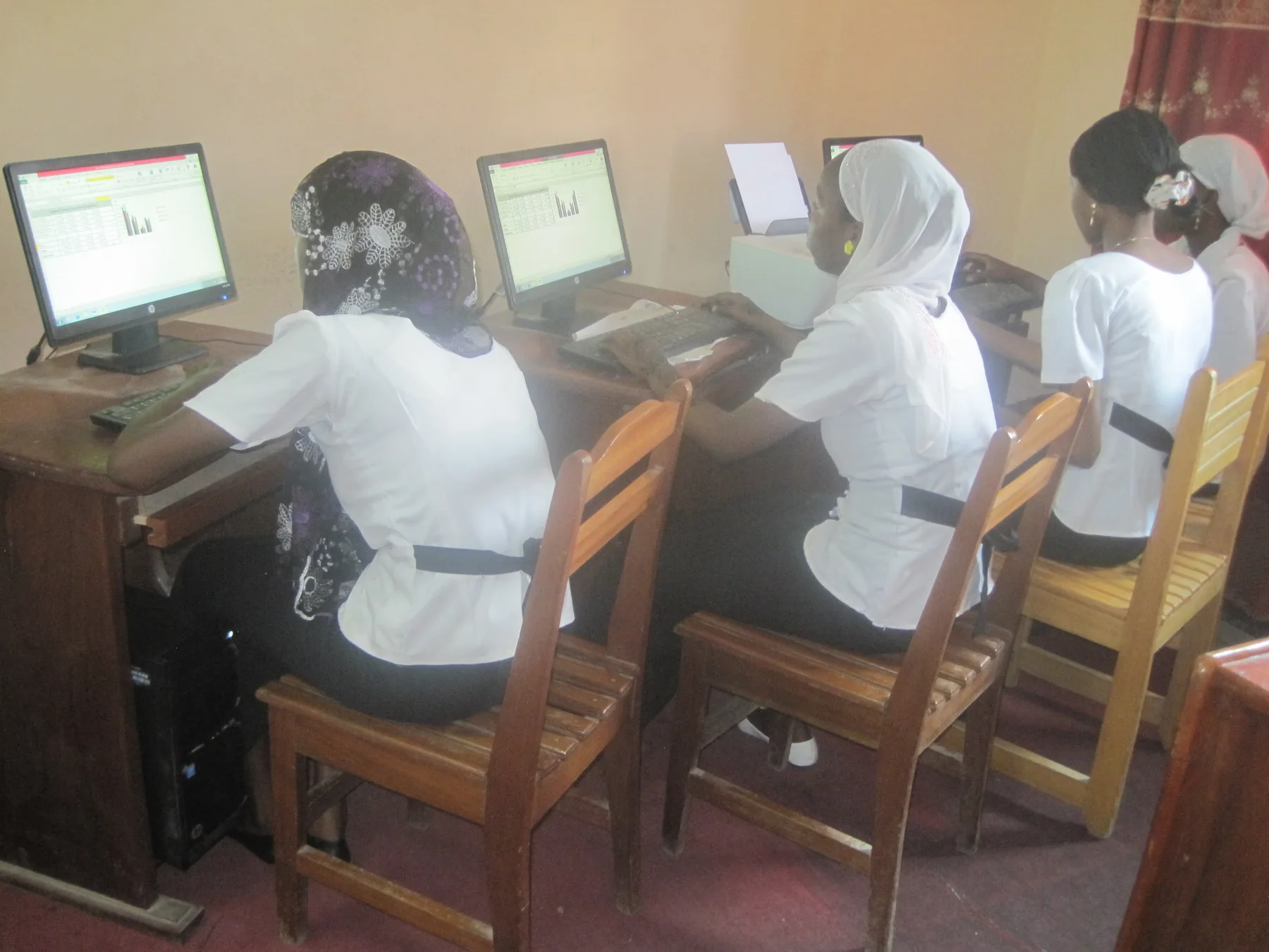 Apprenantes suivant une formation informatique