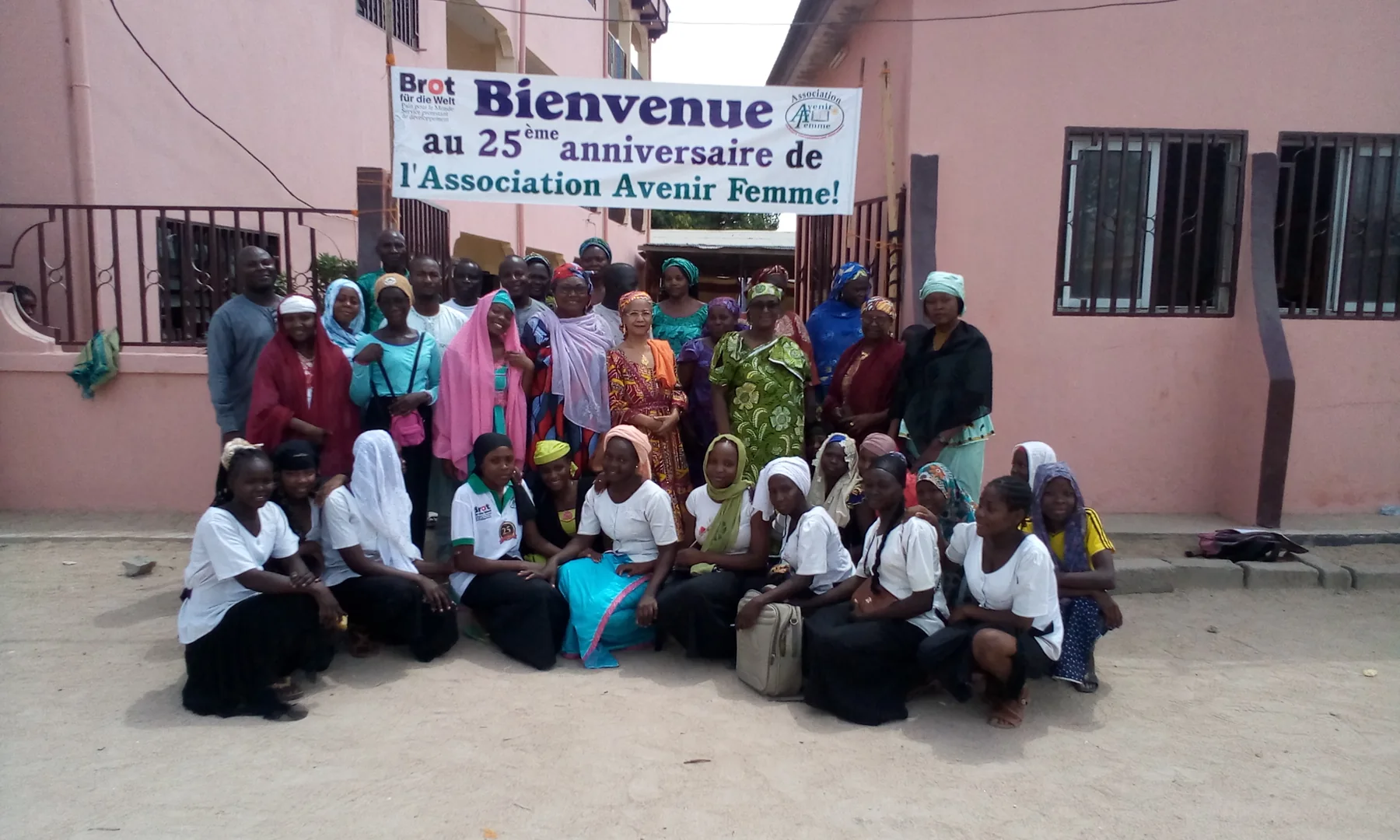 Photo de groupe devant le Centre Avenir Femme