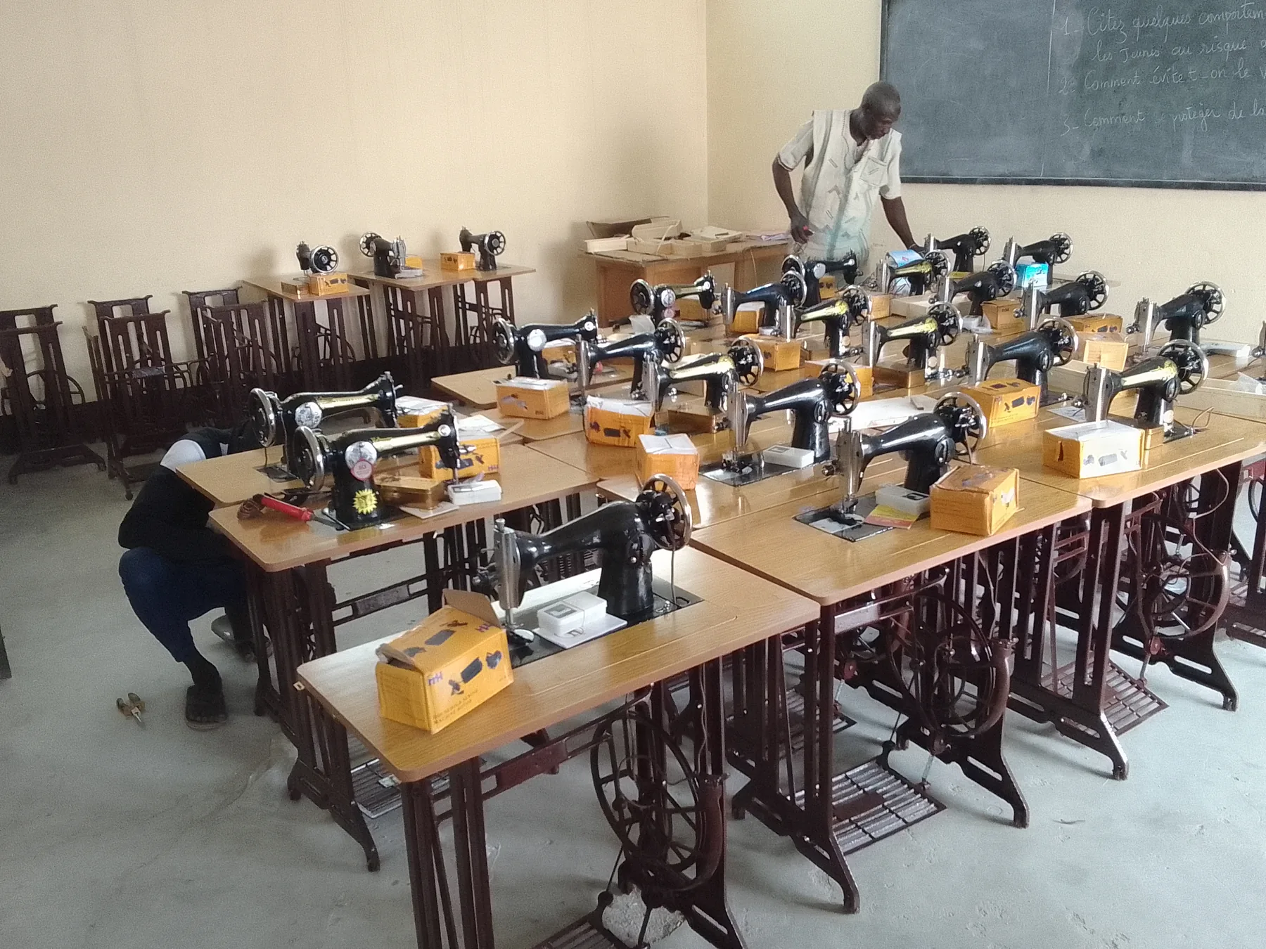 Machines à coudre préparées dans une salle de formation