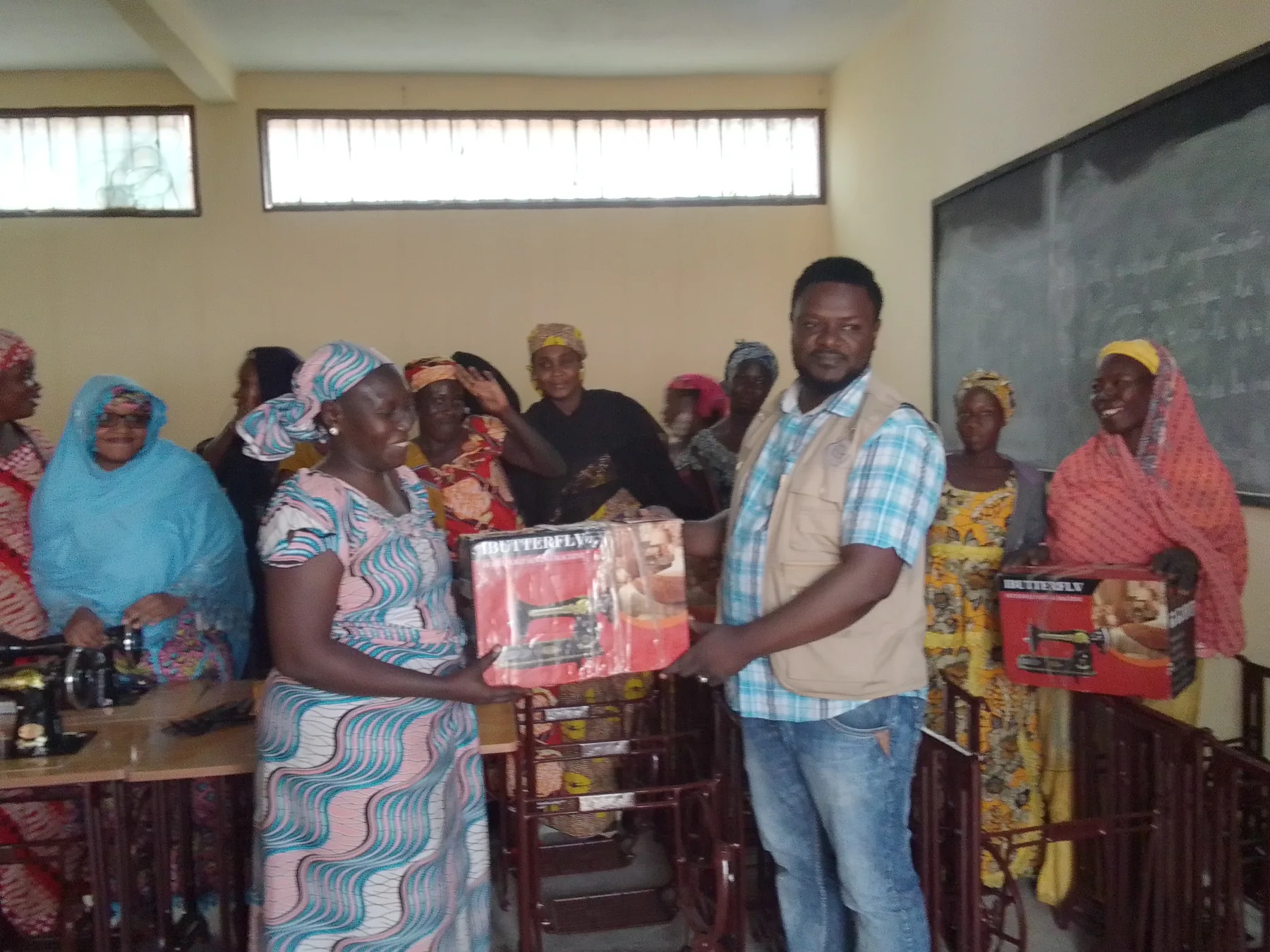 Remise de kits aux femmes formées
