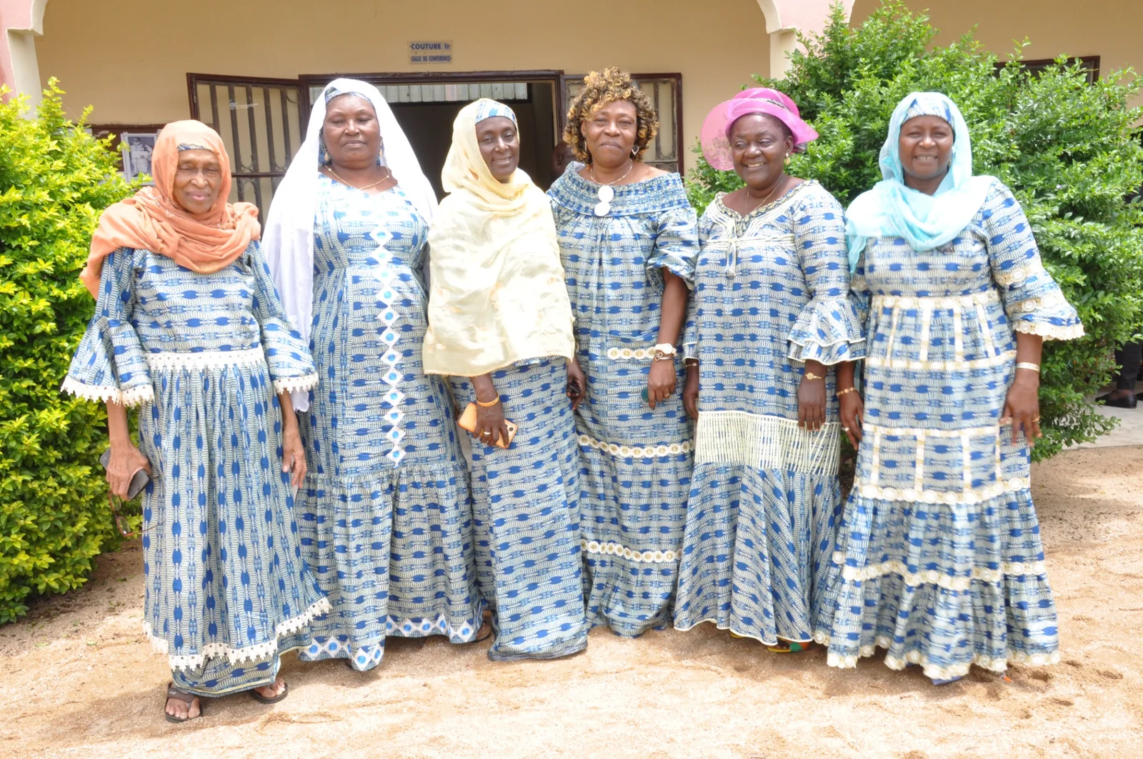 Membres de l’ONG Avenir Femme en tenue traditionnelle